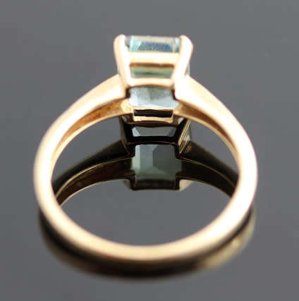 VINTAGE ART DECO RECTANGULAR GREEN STONE? 9CT YELLOW GOLD RING. 375