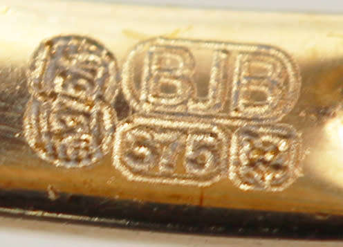 VINTAGE ART DECO RECTANGULAR GREEN STONE? 9CT YELLOW GOLD RING. 375