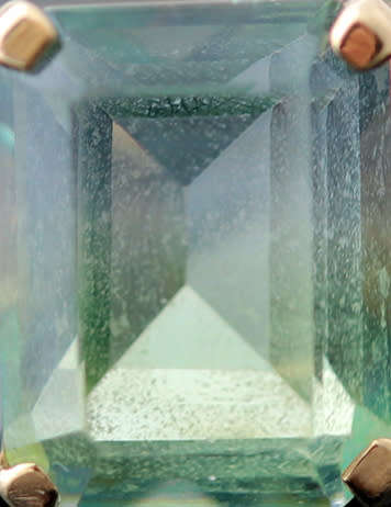 VINTAGE ART DECO RECTANGULAR GREEN STONE? 9CT YELLOW GOLD RING. 375