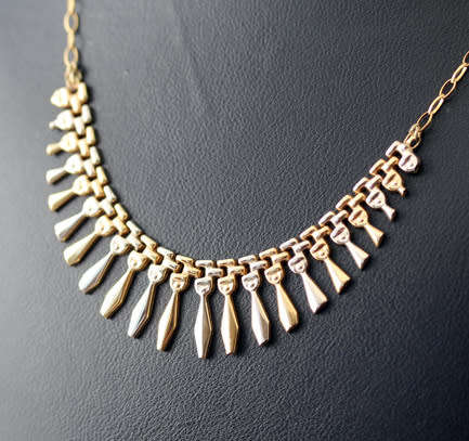 VINTAGE ENGLISH 9CT YELLOW AND WHITE GOLD FRINGE DESIGN PENDANT NECKLACE. 924