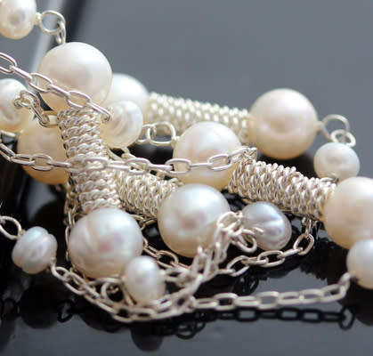 GORGEOUS VERY LONG FEMININE STERLING SILVER AND BAROQUE PEARL NECKLACE. 82 CM LONG! 925