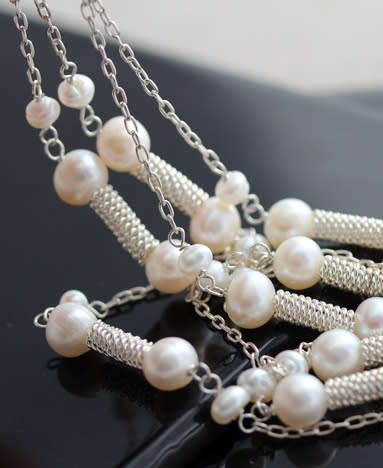 GORGEOUS VERY LONG FEMININE STERLING SILVER AND BAROQUE PEARL NECKLACE. 82 CM LONG! 925