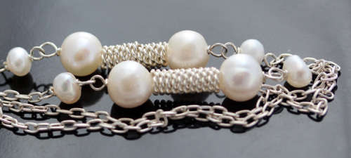 GORGEOUS VERY LONG FEMININE STERLING SILVER AND BAROQUE PEARL NECKLACE. 82 CM LONG! 925