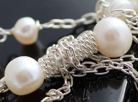 GORGEOUS VERY LONG FEMININE STERLING SILVER AND BAROQUE PEARL NECKLACE. 82 CM LONG! 925