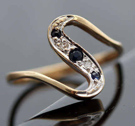 VINTAGE SERPENTINE DESIGN SAPPHIRE AND DIAMOND 9CT YELLOW GOLD RING. 375
