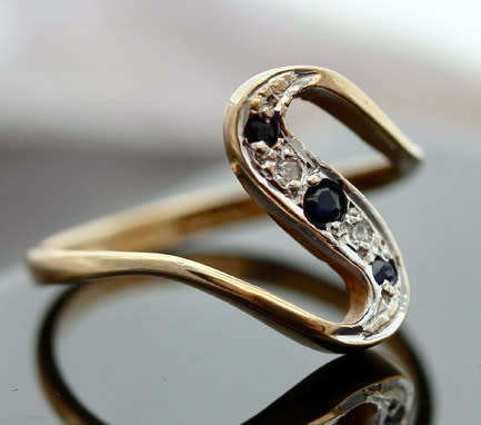 VINTAGE SERPENTINE DESIGN SAPPHIRE AND DIAMOND 9CT YELLOW GOLD RING. 375
