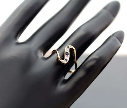 VINTAGE SERPENTINE DESIGN SAPPHIRE AND DIAMOND 9CT YELLOW GOLD RING. 375