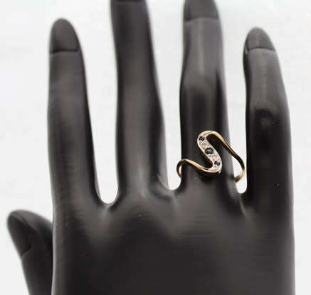VINTAGE SERPENTINE DESIGN SAPPHIRE AND DIAMOND 9CT YELLOW GOLD RING. 375