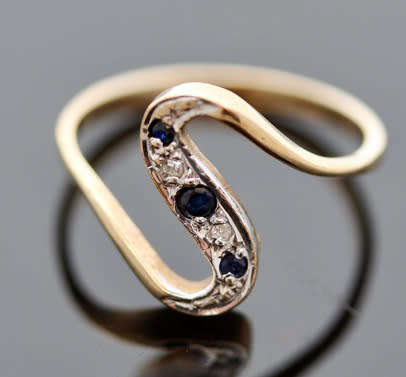 VINTAGE SERPENTINE DESIGN SAPPHIRE AND DIAMOND 9CT YELLOW GOLD RING. 375
