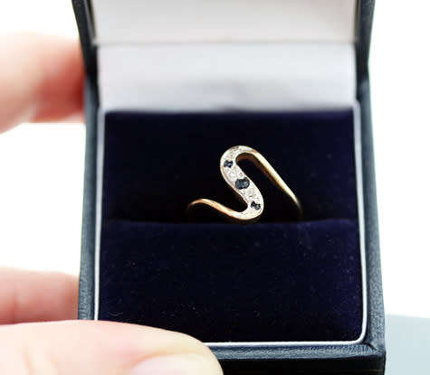 VINTAGE SERPENTINE DESIGN SAPPHIRE AND DIAMOND 9CT YELLOW GOLD RING. 375