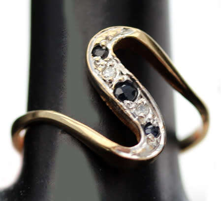 VINTAGE SERPENTINE DESIGN SAPPHIRE AND DIAMOND 9CT YELLOW GOLD RING. 375