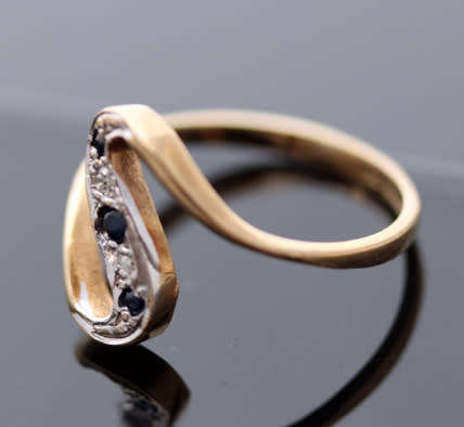 VINTAGE SERPENTINE DESIGN SAPPHIRE AND DIAMOND 9CT YELLOW GOLD RING. 375