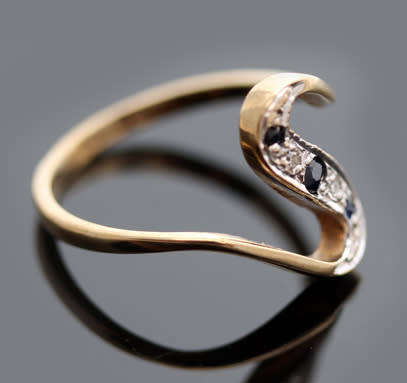VINTAGE SERPENTINE DESIGN SAPPHIRE AND DIAMOND 9CT YELLOW GOLD RING. 375