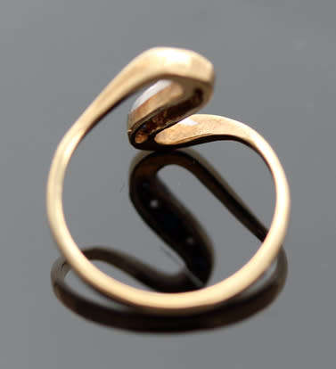 VINTAGE SERPENTINE DESIGN SAPPHIRE AND DIAMOND 9CT YELLOW GOLD RING. 375