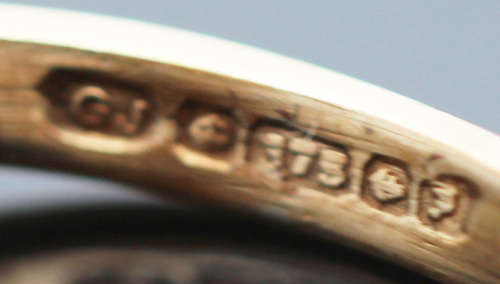 VINTAGE SERPENTINE DESIGN SAPPHIRE AND DIAMOND 9CT YELLOW GOLD RING. 375