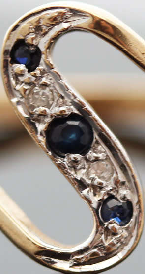 VINTAGE SERPENTINE DESIGN SAPPHIRE AND DIAMOND 9CT YELLOW GOLD RING. 375