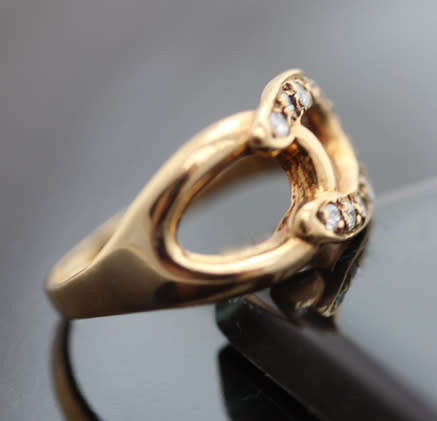 DAINTY VINTAGE 9CT YELLOW GOLD AND NATURAL DIAMOND HORSESHOE RING. 375. VERY SMALL SIZE