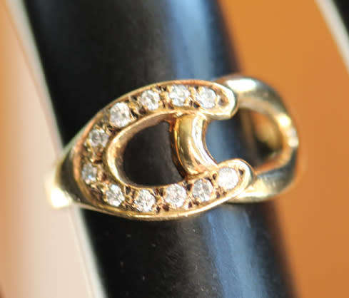 DAINTY VINTAGE 9CT YELLOW GOLD AND NATURAL DIAMOND HORSESHOE RING. 375. VERY SMALL SIZE