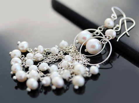 VERY LONG (80mm) WATERFALL CHAIN STERLING SILVER AND CREAMY BAROQUE PEARL DROP EARRINGS. 925