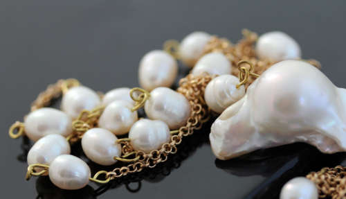 VERY LONG 76cm NECKLACE FEATURING A LARGE NATURAL ORGANIC BAROQUE PEARL. NOT STERLING SILVER.