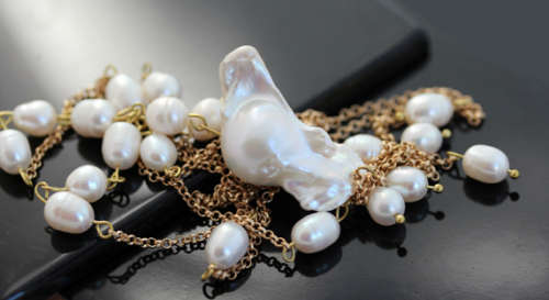 VERY LONG 76cm NECKLACE FEATURING A LARGE NATURAL ORGANIC BAROQUE PEARL. NOT STERLING SILVER.