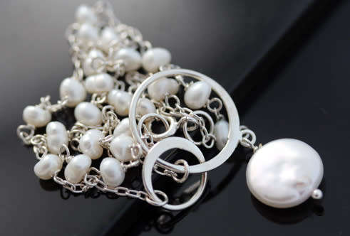 STERLING SILVER OPEN LINK CHAIN NECKLACE WITH WHITE BAROQUE PEARLS AND LARGE ROUND LINKS IN FRONT