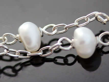 STERLING SILVER OPEN LINK CHAIN NECKLACE WITH WHITE BAROQUE PEARLS AND LARGE ROUND LINKS IN FRONT