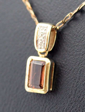 VINTAGE 9CT YELLOW GOLD TOURMALINE AND DIAMOND PENDANT ON 45cm 9CT YELLOW GOLD CHAIN. 375