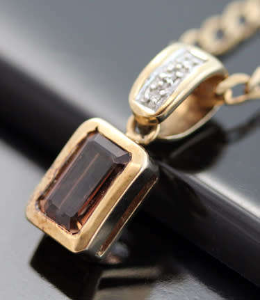 VINTAGE 9CT YELLOW GOLD TOURMALINE AND DIAMOND PENDANT ON 45cm 9CT YELLOW GOLD CHAIN. 375