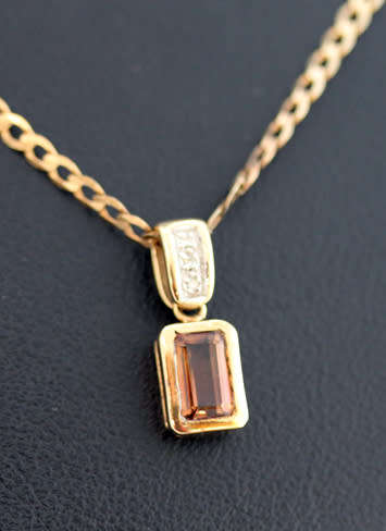VINTAGE 9CT YELLOW GOLD TOURMALINE AND DIAMOND PENDANT ON 45cm 9CT YELLOW GOLD CHAIN. 375