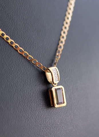 VINTAGE 9CT YELLOW GOLD TOURMALINE AND DIAMOND PENDANT ON 45cm 9CT YELLOW GOLD CHAIN. 375