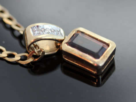 VINTAGE 9CT YELLOW GOLD TOURMALINE AND DIAMOND PENDANT ON 45cm 9CT YELLOW GOLD CHAIN. 375