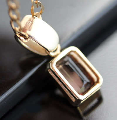 VINTAGE 9CT YELLOW GOLD TOURMALINE AND DIAMOND PENDANT ON 45cm 9CT YELLOW GOLD CHAIN. 375