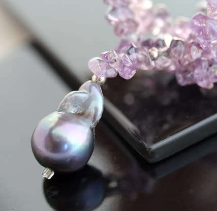 POLISHED NATURAL AMETHYST AND STERLING SILVER BEAD NECKLACE WITH BLACK BAROQUE PEARL PENDANT
