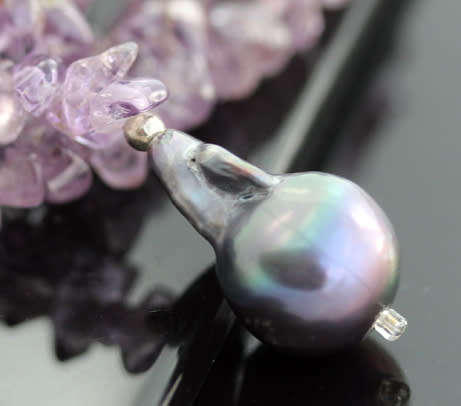 POLISHED NATURAL AMETHYST AND STERLING SILVER BEAD NECKLACE WITH BLACK BAROQUE PEARL PENDANT