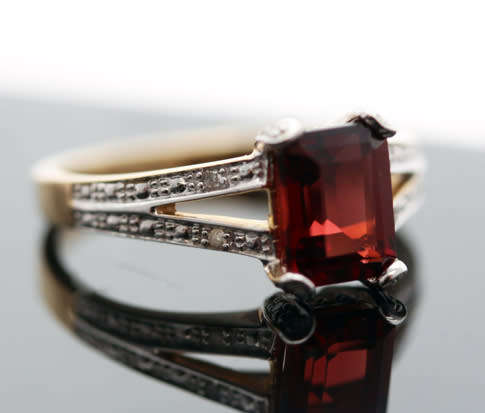 ENGLISH VINTAGE BAGUETTE-CUT GARNET 9CT YELLOW & WHITE GOLD RING WITH DIAMOND ACCENTS. RICH COLOURS!
