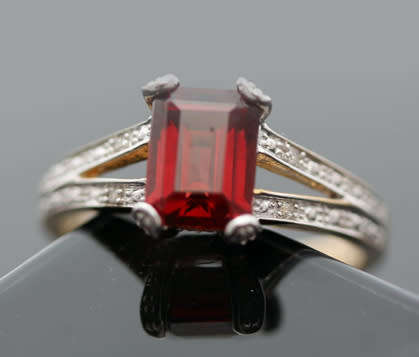 ENGLISH VINTAGE BAGUETTE-CUT GARNET 9CT YELLOW & WHITE GOLD RING WITH DIAMOND ACCENTS. RICH COLOURS!