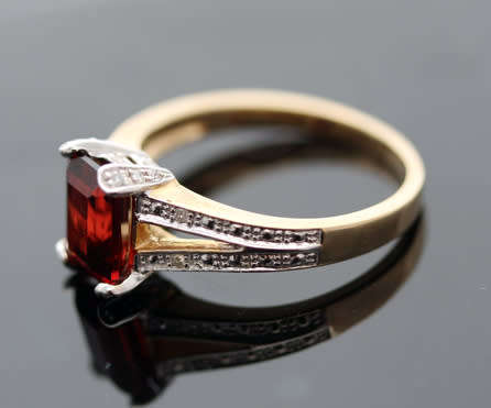 ENGLISH VINTAGE BAGUETTE-CUT GARNET 9CT YELLOW & WHITE GOLD RING WITH DIAMOND ACCENTS. RICH COLOURS!