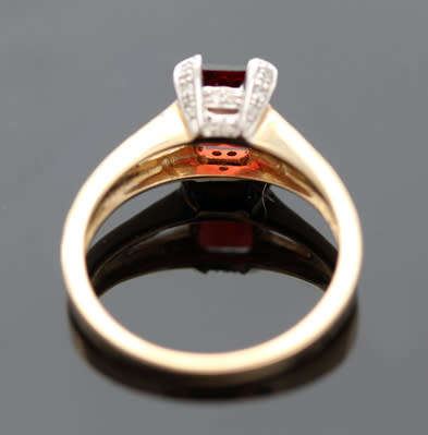 ENGLISH VINTAGE BAGUETTE-CUT GARNET 9CT YELLOW & WHITE GOLD RING WITH DIAMOND ACCENTS. RICH COLOURS!
