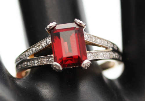 ENGLISH VINTAGE BAGUETTE-CUT GARNET 9CT YELLOW & WHITE GOLD RING WITH DIAMOND ACCENTS. RICH COLOURS!