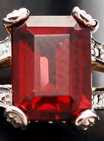 ENGLISH VINTAGE BAGUETTE-CUT GARNET 9CT YELLOW & WHITE GOLD RING WITH DIAMOND ACCENTS. RICH COLOURS!
