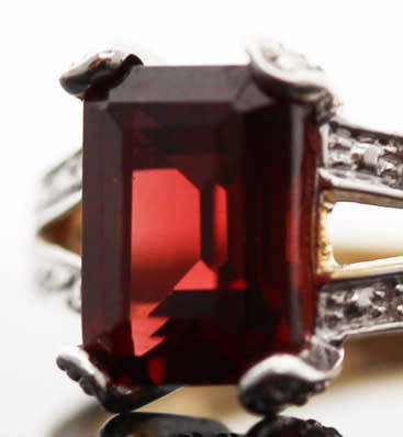 ENGLISH VINTAGE BAGUETTE-CUT GARNET 9CT YELLOW & WHITE GOLD RING WITH DIAMOND ACCENTS. RICH COLOURS!