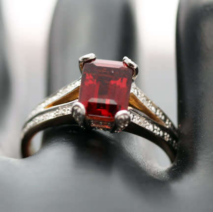 ENGLISH VINTAGE BAGUETTE-CUT GARNET 9CT YELLOW & WHITE GOLD RING WITH DIAMOND ACCENTS. RICH COLOURS!