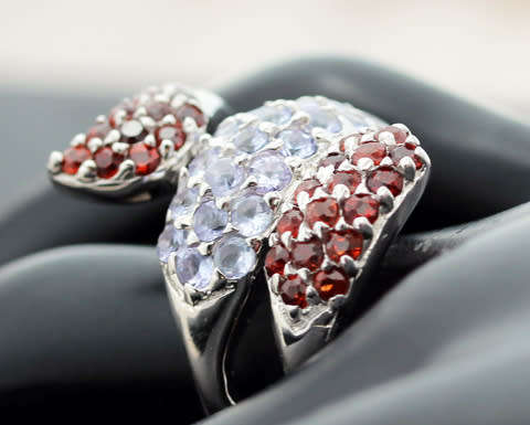 DRAMATIC TRIPLE CROSSOVER STERLING SILVER RING WITH BLUE TANZANITE AND MOZAMBICAN GARNETS. 925