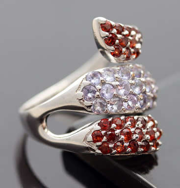 DRAMATIC TRIPLE CROSSOVER STERLING SILVER RING WITH BLUE TANZANITE AND MOZAMBICAN GARNETS. 925