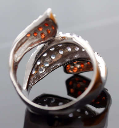 DRAMATIC TRIPLE CROSSOVER STERLING SILVER RING WITH BLUE TANZANITE AND MOZAMBICAN GARNETS. 925