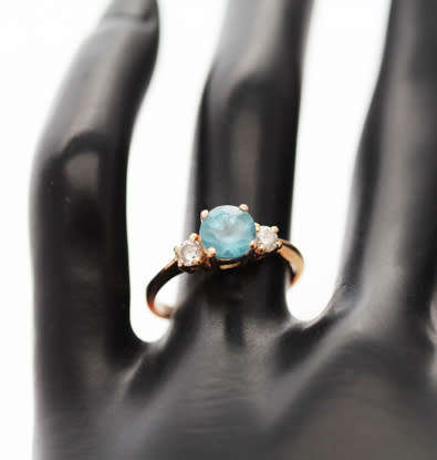 VINTAGE ENGLISH 9CT YELLOW GOLD RING.  ROUND CUT SWISS BLUE TOPAZ. 375