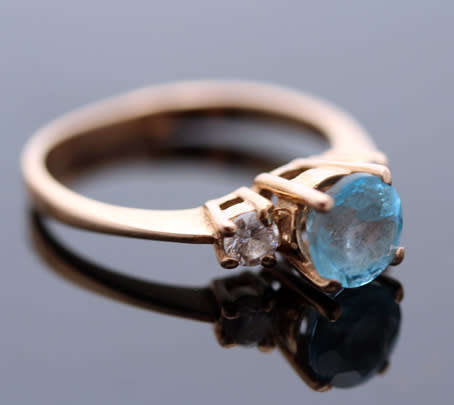 VINTAGE ENGLISH 9CT YELLOW GOLD RING.  ROUND CUT SWISS BLUE TOPAZ. 375