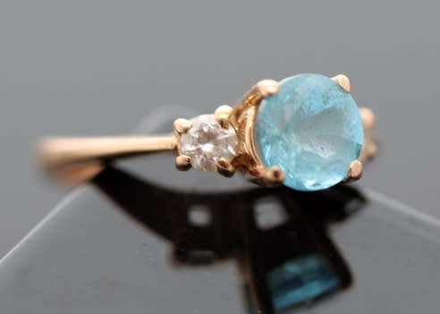 VINTAGE ENGLISH 9CT YELLOW GOLD RING.  ROUND CUT SWISS BLUE TOPAZ. 375