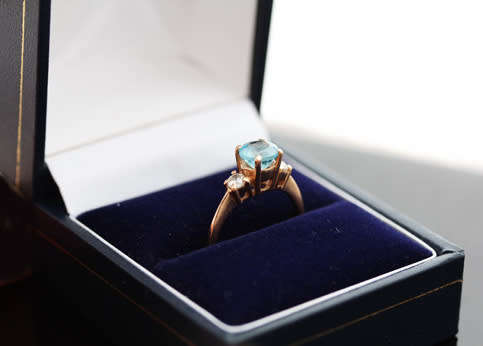 VINTAGE ENGLISH 9CT YELLOW GOLD RING.  ROUND CUT SWISS BLUE TOPAZ. 375